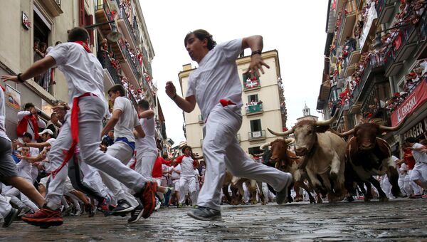 Забег с быками на испанском празднике Сан-Фермин в Памплоне, Испания. 7 июля 2018