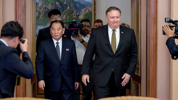 Госсекретарь США Майк Помпео и заместитель председателя ЦК Трудовой партии КНДР Ким Ён Чхоль во время встречи. 7 июля 2018