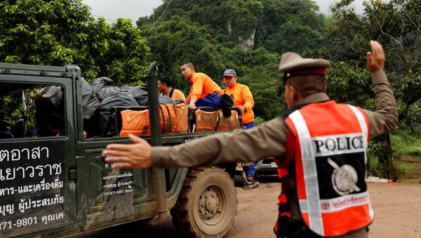 Спасатели и полиция у пещеры Тхам Луанг в провинции Чиангмай, Таиланд. 8 июля 2018