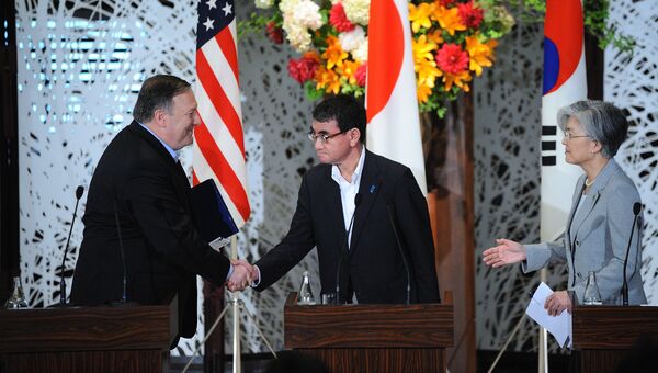 Госсекретарь США Майк Помпео с главами МИД Японии и Южной Кореи Таро Коно и Кан Гён Хва в Токио. 8 июля 2018