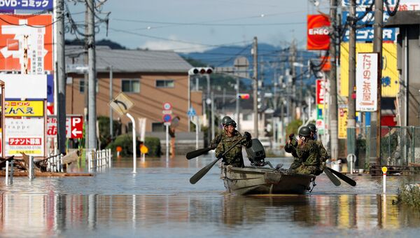 Спасатели во время спасательных работ на затопленной территории в Курасики, Япония. 8 июля 2018