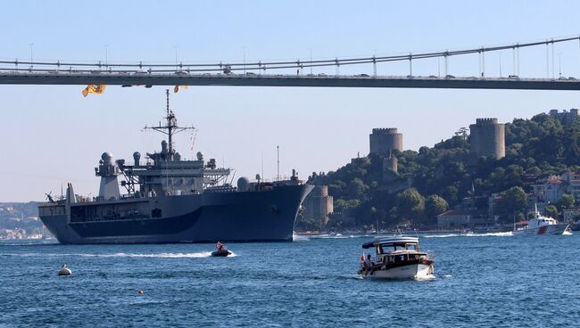 Флагманский корабль Шестого флота США USS Mount Whitney на пути к Черному морю. 7 июля 2018