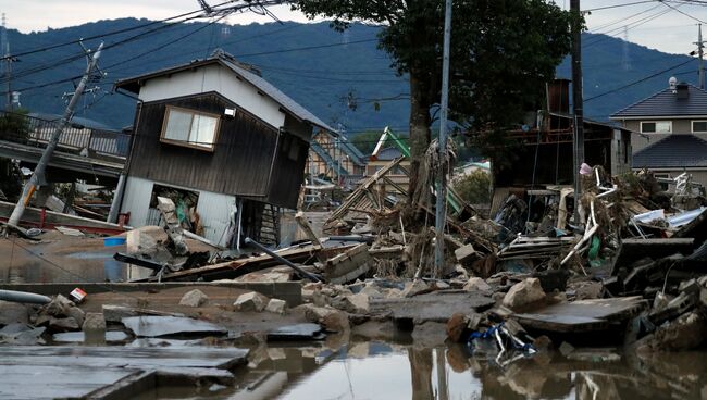 Разрушенные дома в затопленном районе в в Курасики, Япония. 8 июля 2018