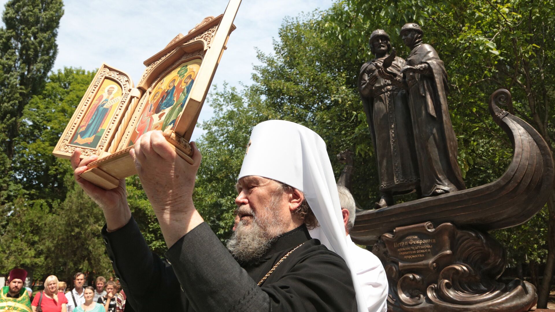 Митрополит Симферопольский и Крымский Лазарь во время открытия памятника святым Петру и Февронии в Детском парке в Симферополе. 8 июля 2018 - РИА Новости, 1920, 08.07.2021