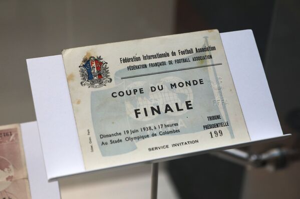 Vip-билет на финальный матч Кубка Мира ФИФА 1938-го года Италия-Венгрия, представленный на выставке футбольной атрибутики Qatar @RoadTo2022 Exhibition в ГУМе в Москве