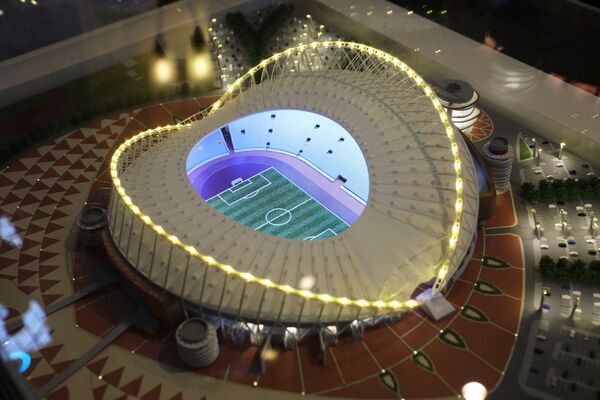 Макет стадиона Khalifa International Stadium, представленный на выставке футбольной атрибутики Qatar @RoadTo2022 Exhibition в ГУМе в Москве