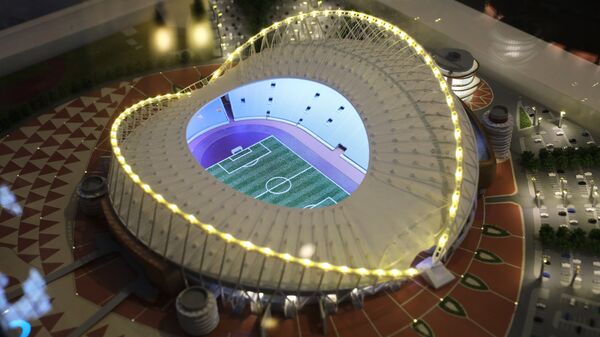 Макет стадиона Khalifa International Stadium, представленный на выставке футбольной атрибутики Qatar @RoadTo2022 Exhibition в ГУМе в Москве