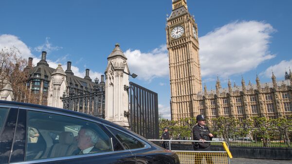 Министр по вопросам выхода из ЕС Дэвид Дэвис в автомобиле у здания парламента в Лондоне