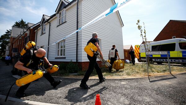 Спасатели у жилого комплекса в Эймсбери в связи с расследованием отравления людей