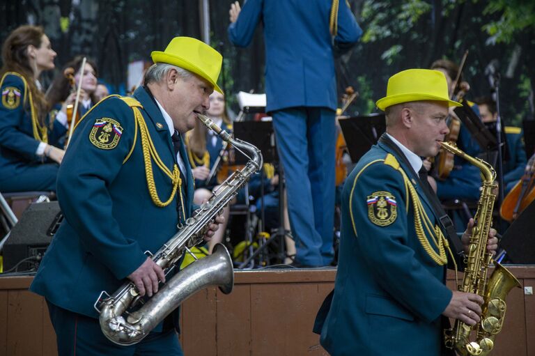 Показательный оркестр МЧС России во время выступления в парке Культуры и отдыха Бабушкинский Показательный оркестр МЧС России во время выступления в парке Культуры и отдыха Бабушкинский