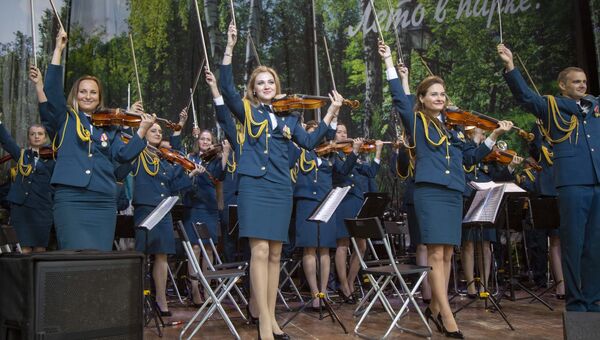 Показательный оркестр МЧС России во время выступления в парке Культуры и отдыха Бабушкинский