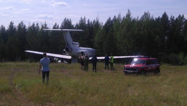 Самолет Як-40 произвел выезд за пределы ВПП при посадке в городе Алдан в Якутии . 9 июля 2018