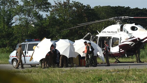 Спасенныеиз пещеры Тхам Луанг школьники эвакуируются с вертолета Королевской тайской полиции в ожидающую машину скорой помощи в военном аэропорту в Чианграе, Таиланд. 9 июля 2018