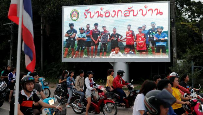 Баннер с надписью 2Добро пожаловать домой, мальчики размещенный в Таиланде после начала спасательных работ  в пещере Тэм Луанг. 9 июля 2018