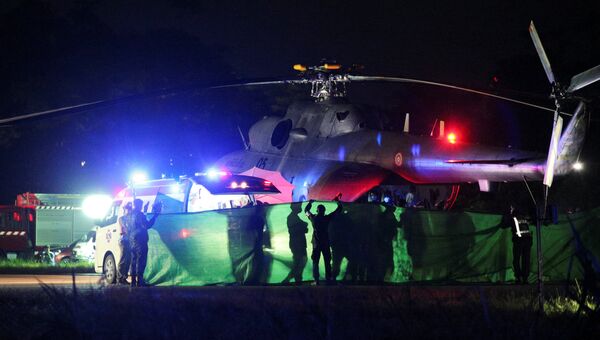 Спасенные школьники транспортируются с военного вертолета в ожидающую машину скорой помощи в военном аэропорту в Чианграе, Таиланд. 9 июля 2018