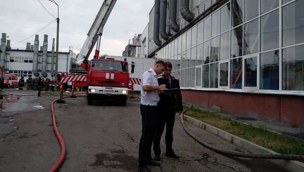 Сотрудники правоохранительных органов на месте пожара на Иркутском авиазаводе. 9 июля 2018
