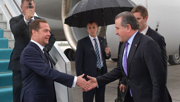 Председатель правительства РФ Дмитрий Медведев во время встречи в аэропорту Анкары. 9 июля 2018