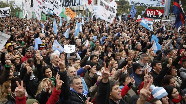 В Аргентине проходят массовые акции протеста против выделения кредита МВФ