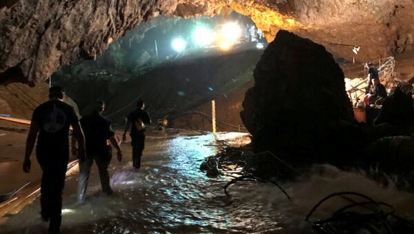 Фотография спасательной операции в пещере Тхам Луанг в Таиланде, опубликованная на странице Илона Маска в Twitter