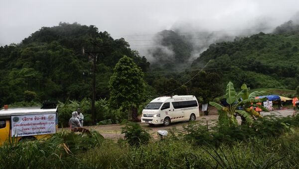 Скорая помощь покидает район пещеры Тхам Луанг в Таиланде. 10 июля 2018