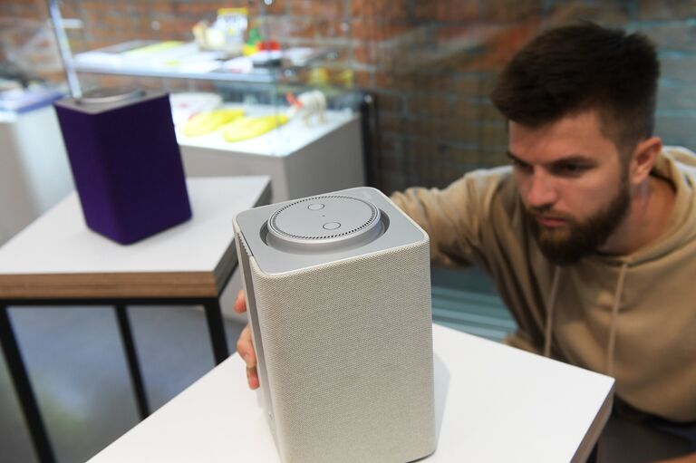 Сотрудник фирменного магазина перед стартом продажи умной колонки Яндекс.Станция