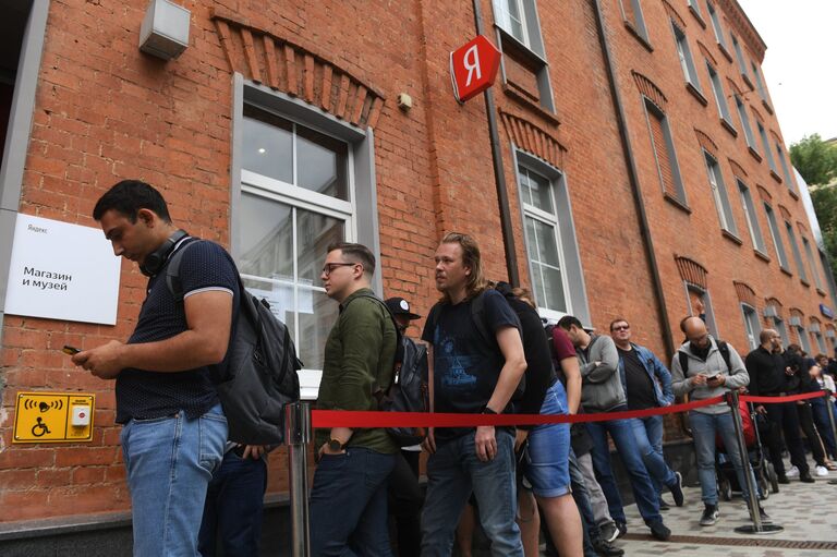 Очередь в фирменный магазин, где стартует продажа умной колонки Яндекс.Станция, на улице Тимура Фрунзе в Москве