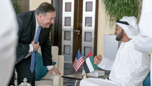 Государственный секретарь США Майк Помпео и наследный принц Абу-Даби шейх Мохаммед бин Заид Аль Нахайян встречаются во Дворце Аль-Шати в Абу-Даби, ОАЭ. 10 июля 2018
