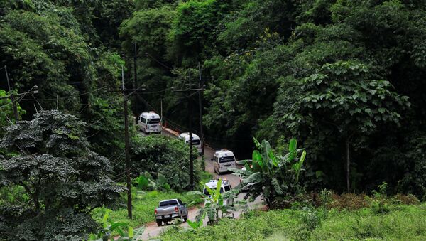 Автомобили скорой помощи покидает район пещеры Тхам Луанг в Таиланде. 10 июля 2018