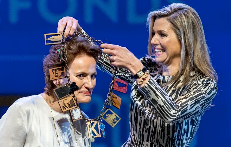 Королева Нидерландов Максима награждает Франсину Хубен премией Фонда культуры принца Бернхарда