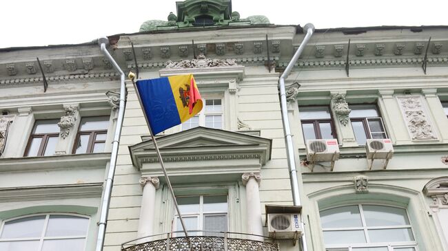 Флаг на здании посольства Молдавии в Москве. Архивное фото