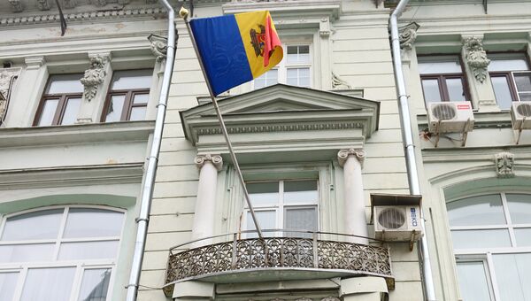 Флаг на здании посольства Молдавии в Москве