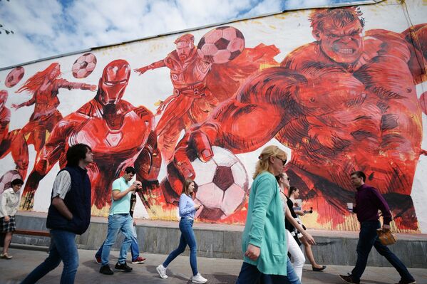 Граффити, посвященное чемпионату мира по футболу-2018, нарисованное на стене жилого дома на улице Земляной вал в Москве