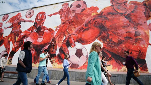 Граффити, посвященное чемпионату мира по футболу-2018, нарисованное на стене жилого дома на улице Земляной вал в Москве