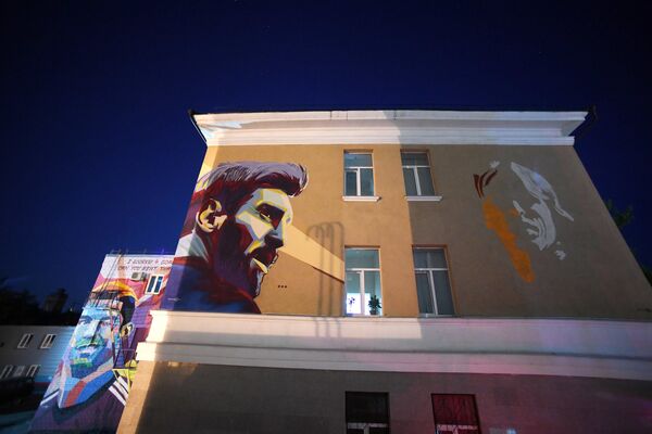 Граффити с изображением Луки Модрича, Лионеля Месси и Криштиану Роналду на стенах домов во внутреннем дворе гостиницы Рамада в Казани