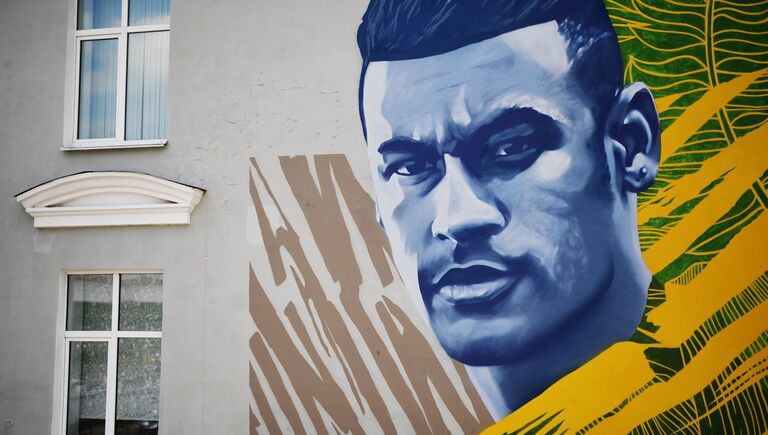 Граффити с изображением игрока сборной Бразилии по футболу Неймара на стене дома в Казани
