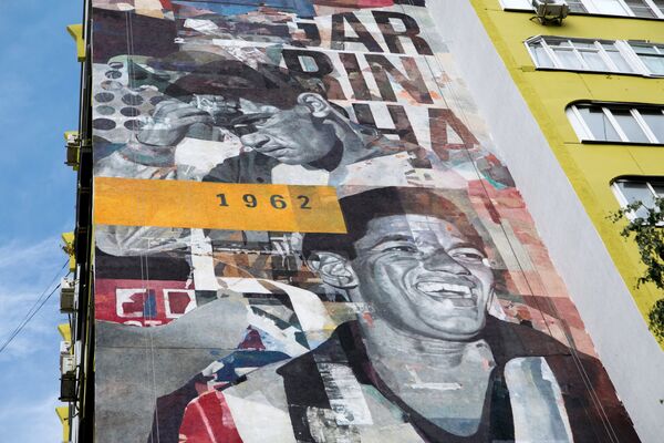 Граффити с изображением игрока сборной Бразилии Эдсона Арантиса ду Насименту (Пеле), посвященное чемпионату мира по футболу ФИФА-2018 в Самаре