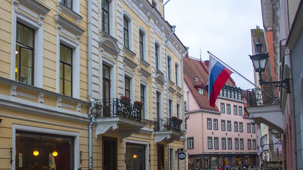 Флаг России на одном из зданий в старом городе в Таллине