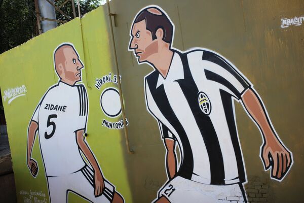 Граффити с изображением французского футболиста Зинедина Зидана на стене дома в Краснодаре