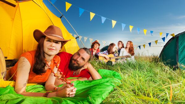 Молодые люди отдыхают в палаточном лагере