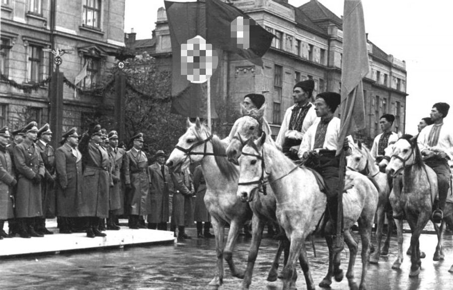Парад УПА в Станиславе (Ивано-Франковск) в честь визита генерал-губернатора Польши рейхсляйтера Ганса Франка