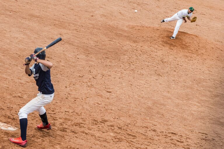 Игроки на бейсбольном поле в парке Братеевская пойма. 10 июля 2018