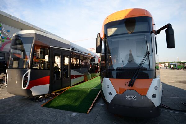 Трамвайные вагоны моделей 71-415 (справа) и 71-412, произведенные корпорацией Уралвагонзавод, на Международной промышленной выставке Иннопром - 2018 в Екатеринбург-ЭКСПО