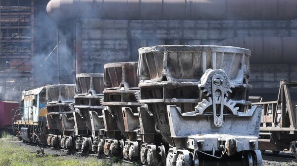 Грузовые вагоны для перевозки жидкого чугуна на территории Западно-Сибирского металлургического комбината