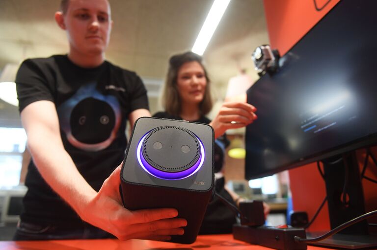 Демонстрация умной колонки Яндекс.Станция с голосовым помощником Алиса в фирменном магазине Яндекс  в Москве