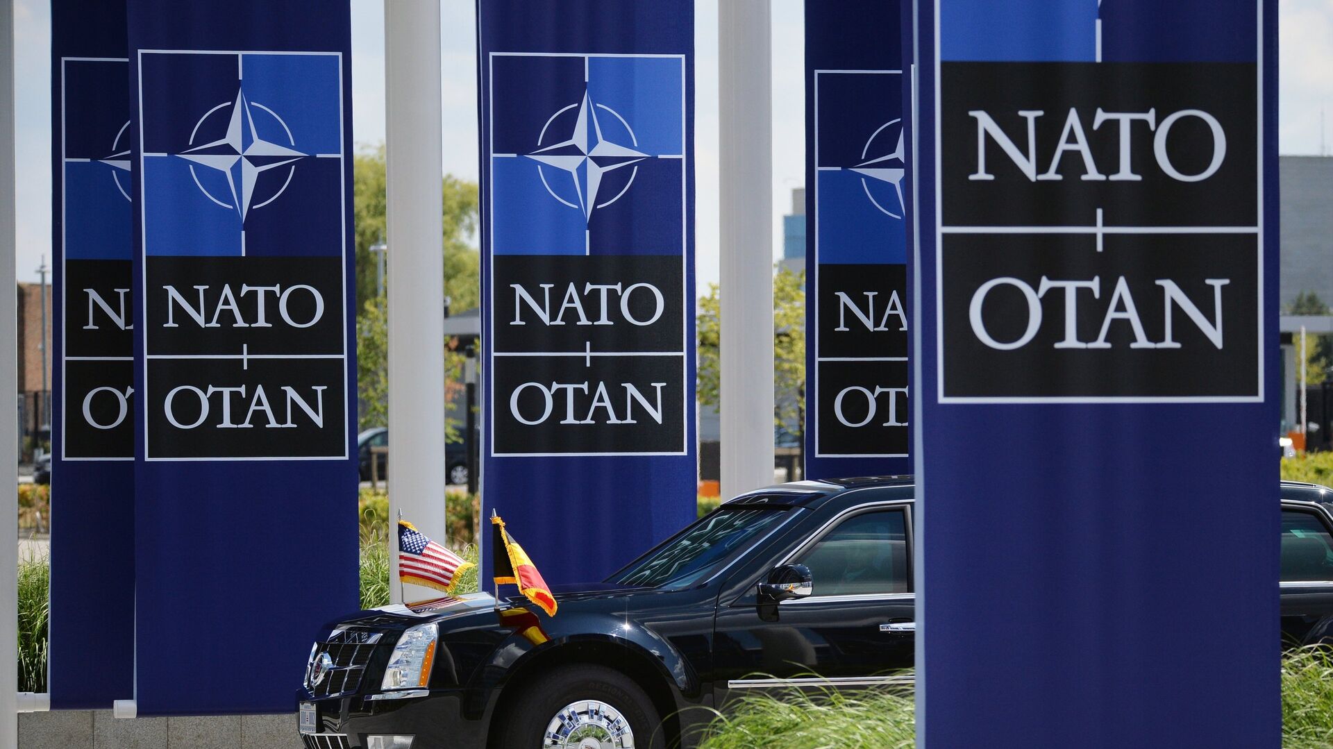 Лимузин президента США Дональда Трампа в Брюсселе во время саммита НАТО. 11 июля 2018 - РИА Новости, 1920, 04.01.2022