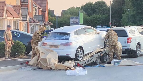 Эвакуация автомобиля в Эймсбери в связи с расследованием отравления двух человек неизвестным веществом. 10 июля 2018