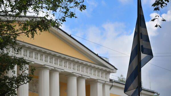 Флаг на территории посольства Греции в Москве