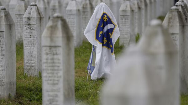 Бывший Боснийский флаг на одном из надгробий в мемориальном центре Потокари около Сребреницы