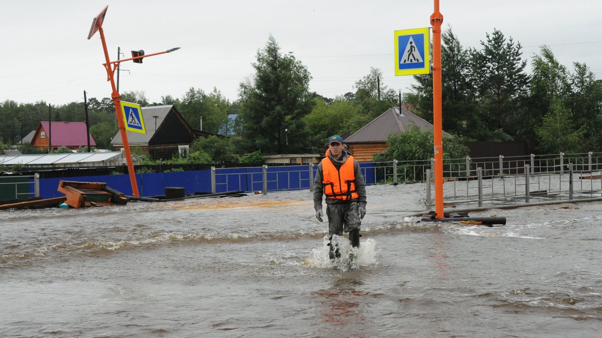 Сотрудник МЧС на затопленной в результате паводка улице в городе Чите. 11 июля 2018 - РИА Новости, 1920, 27.11.2021