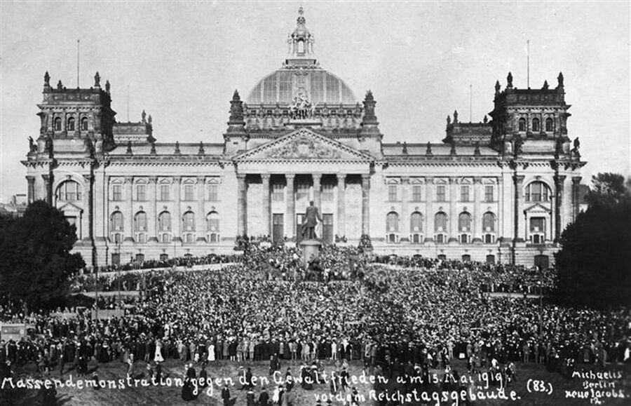 Массовые демонстрации перед зданием Рейхстаг против подписания Версальского мирного договора 